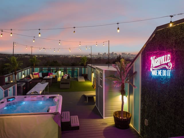 Hot Tub in Downtown! Stunning Design & Features