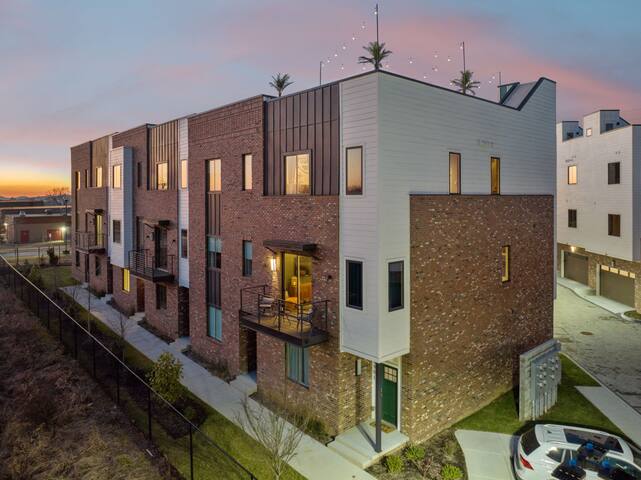 Hot Tub in Downtown! Stunning Design & Features gallery image 5