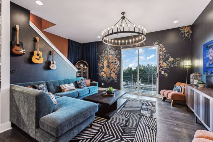 Hot Tub in Downtown! Stunning Design & Features gallery image 4