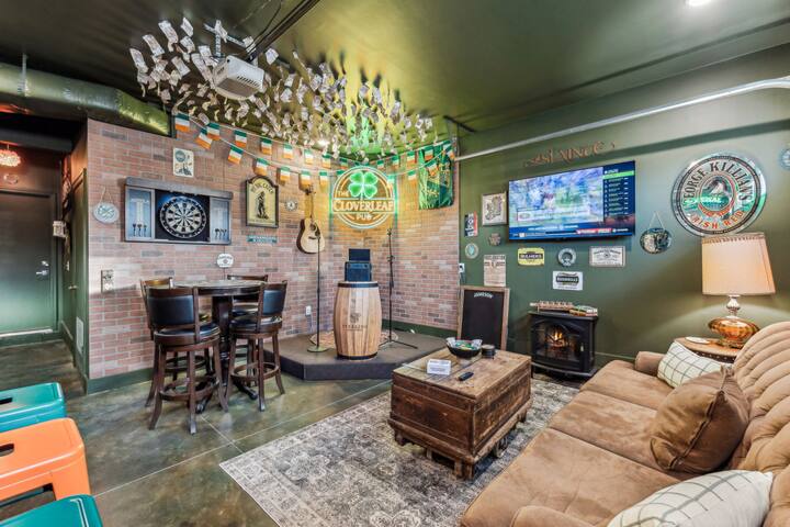 Hot Tub in Downtown! Stunning Design & Features gallery image 2