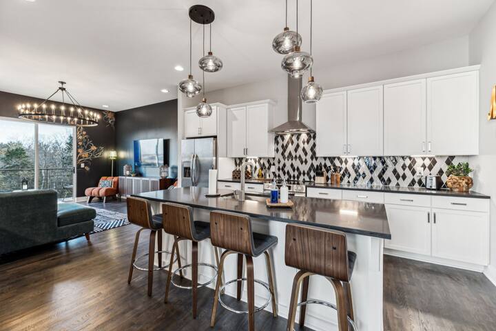 Hot Tub in Downtown! Stunning Design & Features gallery image 3