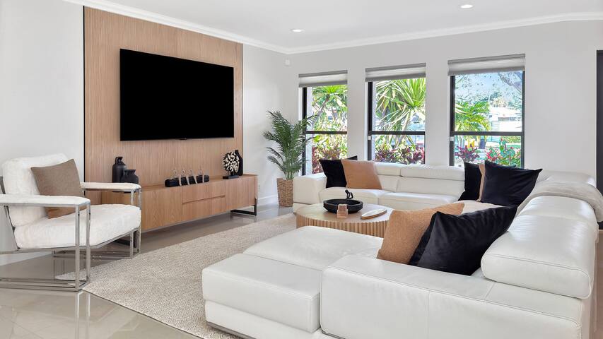 Lux Waterfront Getaway: 6min to beach & Pets-OK gallery image 5