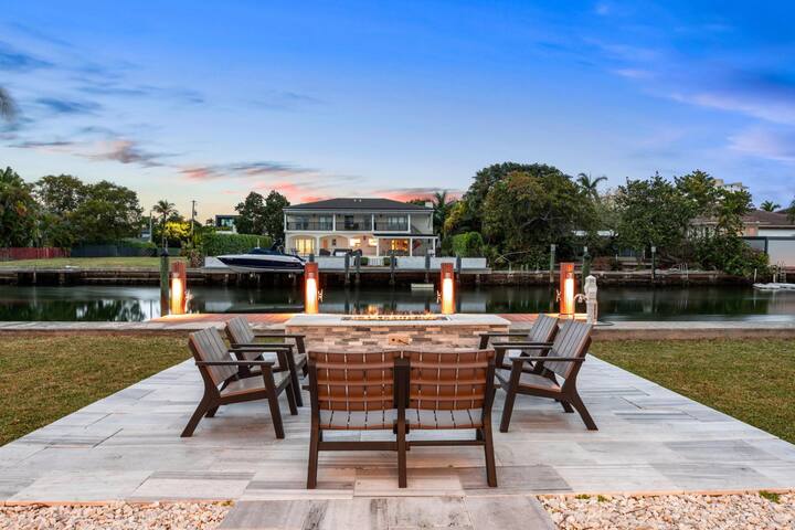 Villa Asher-waterfront w/dock gallery image 5