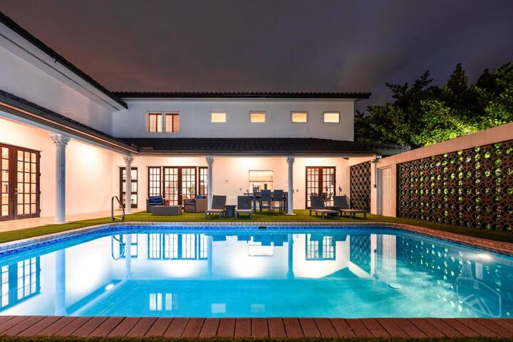 Villa Asher-waterfront w/dock gallery image 2