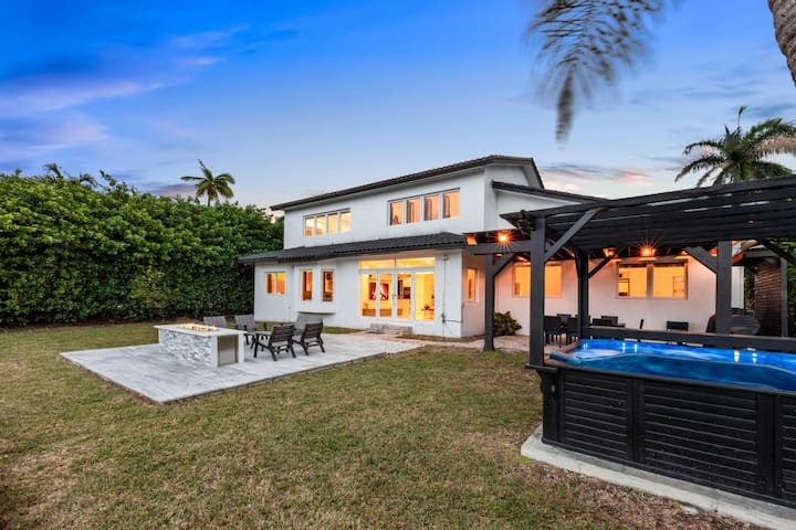 Villa Asher-waterfront w/dock gallery image 4