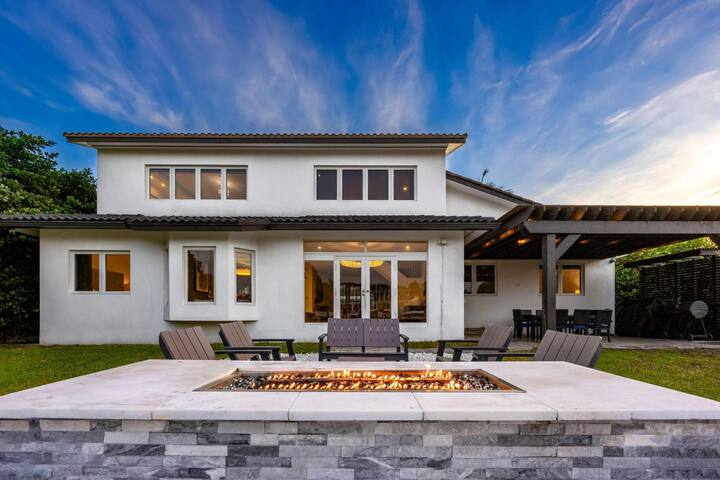 Villa Asher-waterfront w/dock gallery image 3