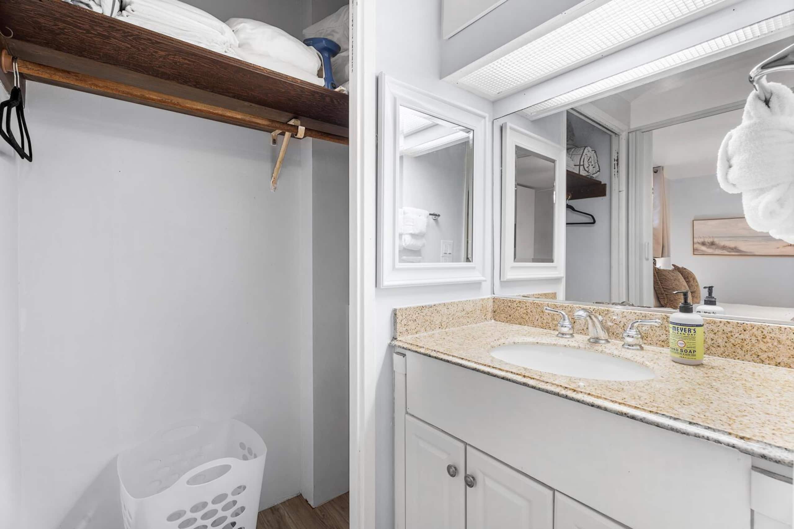Condo in Kailua-Kona · ★4.8 · 1 bedroom · 2 beds · 2 private baths - Image 19