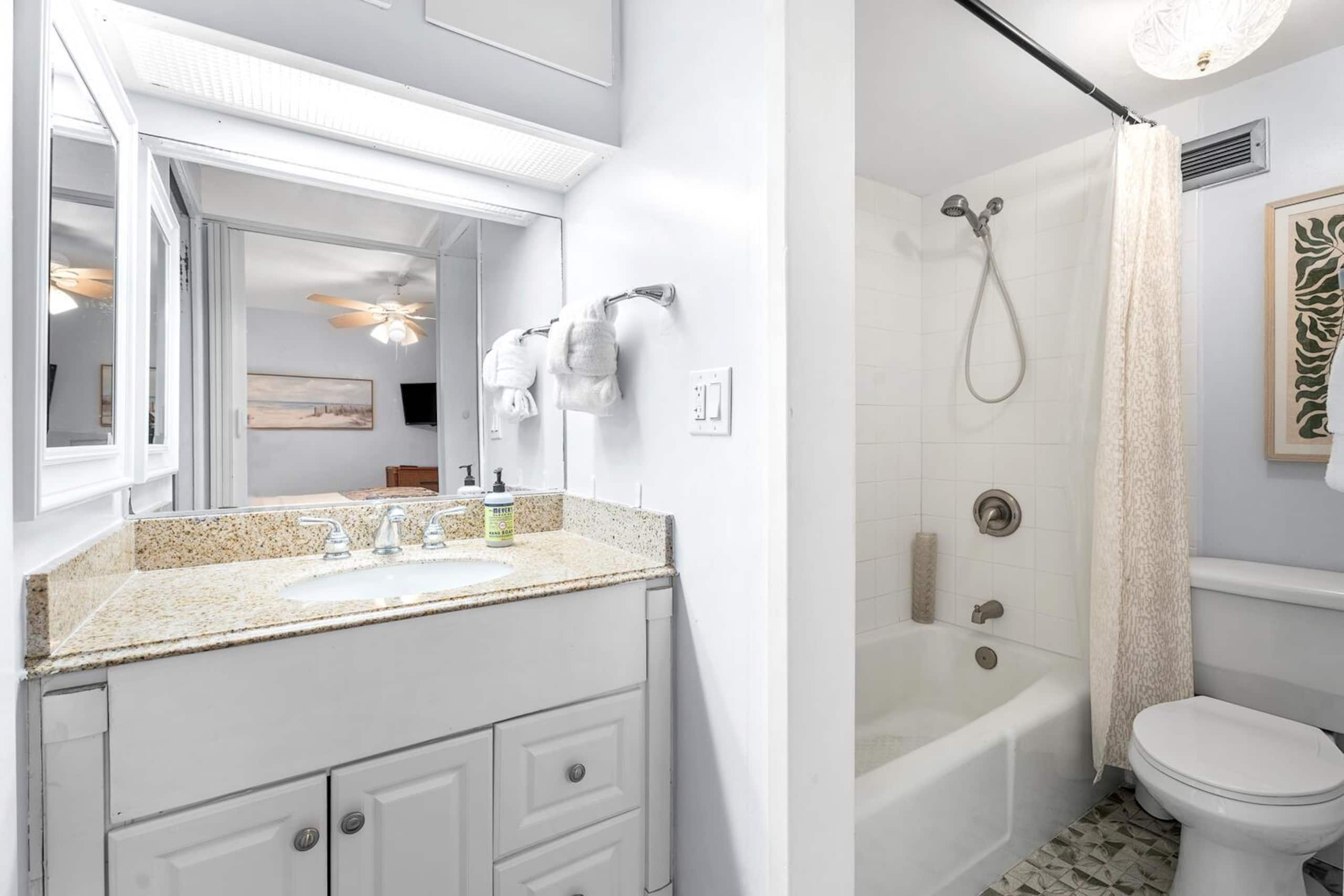 Condo in Kailua-Kona · ★4.8 · 1 bedroom · 2 beds · 2 private baths - Image 17