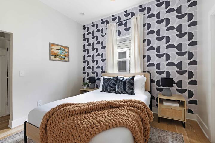 The Wrangler – Hot Tub, Minutes to Broadway gallery image 5