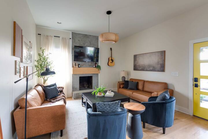 The Wrangler – Hot Tub, Minutes to Broadway gallery image 4