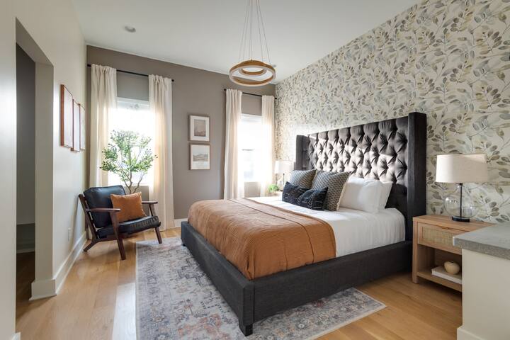 The Wrangler – Hot Tub, Minutes to Broadway gallery image 3