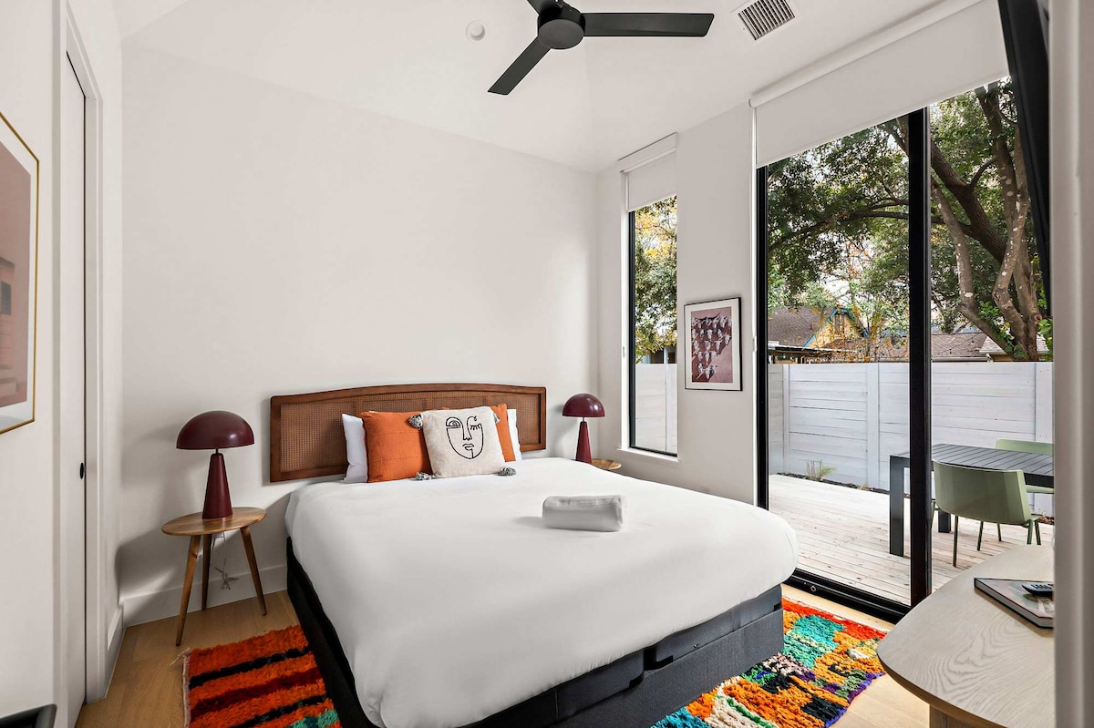 South 1st St Hideaway | 2BR | Patio | DT ATX