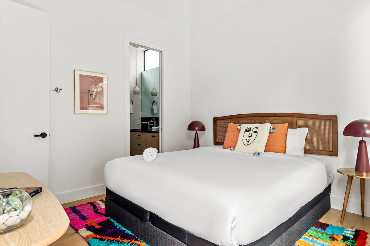 South 1st St Hideaway | 2BR | Patio | DT ATX