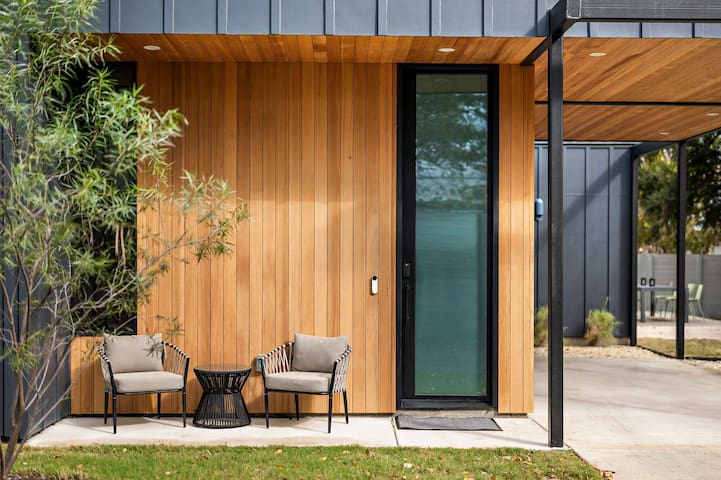 South 1st St Hideaway | 2BR | Patio | DT ATX