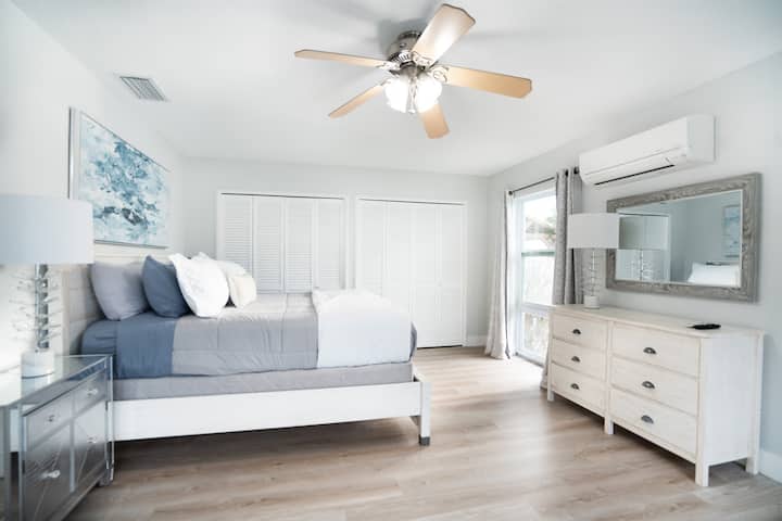 Furahia kuamka kwenye bwawa na mandhari ya bahari katika chumba cha kulala cha Master.