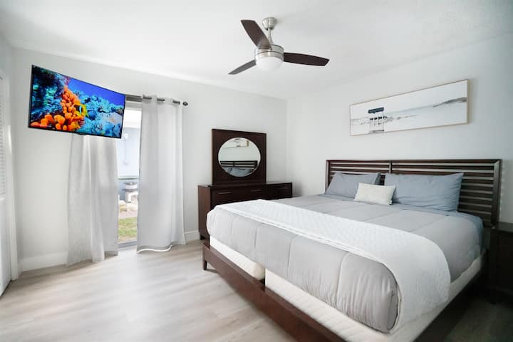 Chumba cha 3 cha kulala kina kitanda aina ya king na televisheni mahiri.