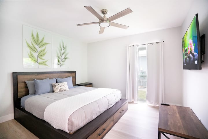 Chumba cha 2 cha kulala kina kitanda aina ya king na televisheni mahiri.