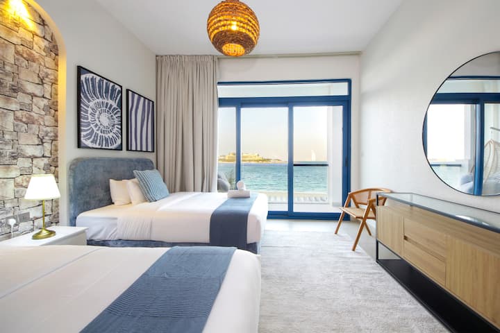 Relaxe em um quarto calmo organizado com camas confortáveis, superfícies de cabeceira e um layout equilibrado que convida você a descansar. Iluminação suave e janelas amplas suportam noites tranquilas e manhãs relaxadas durante toda a sua estadia.