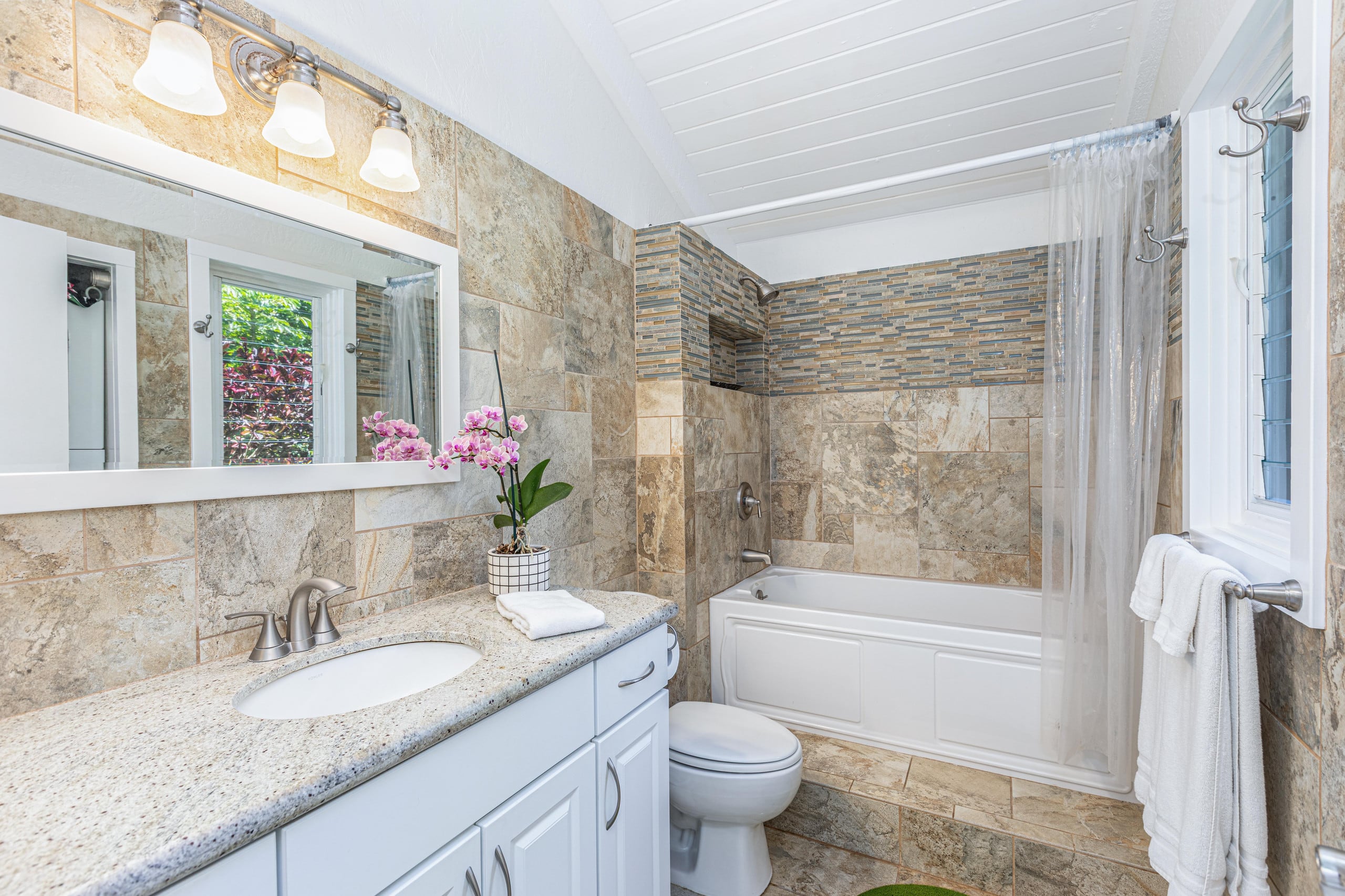 Home in Princeville · ★4.33 · 2 bedrooms · 2 beds · 2 baths - Image 13