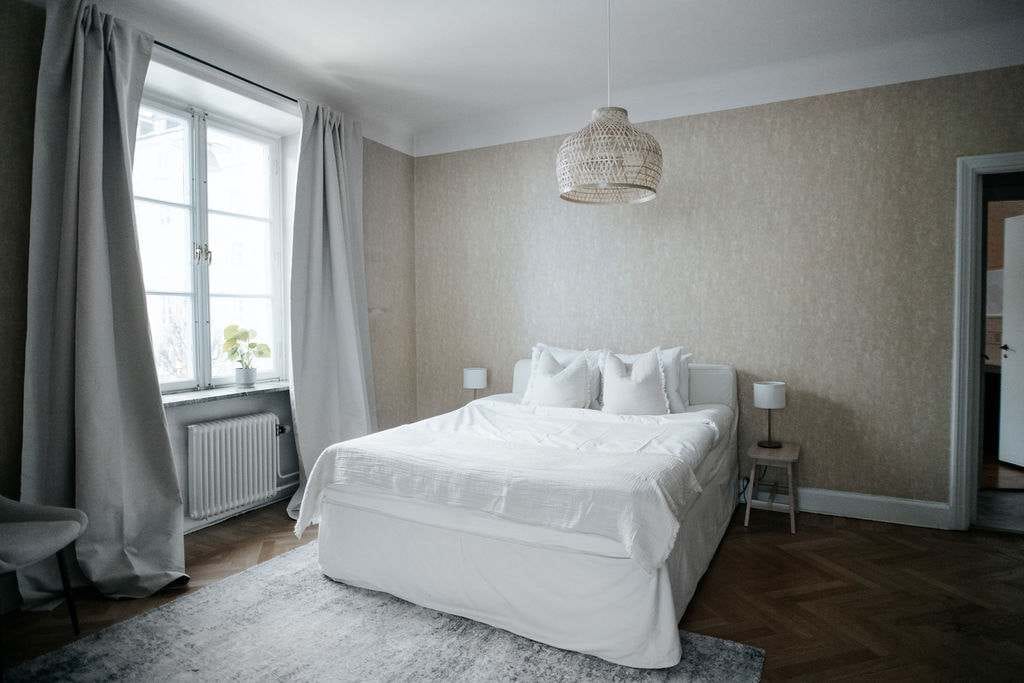 בחדר השינה הראשי יש מיטה נוחה ברוחב 180 ס"מ.