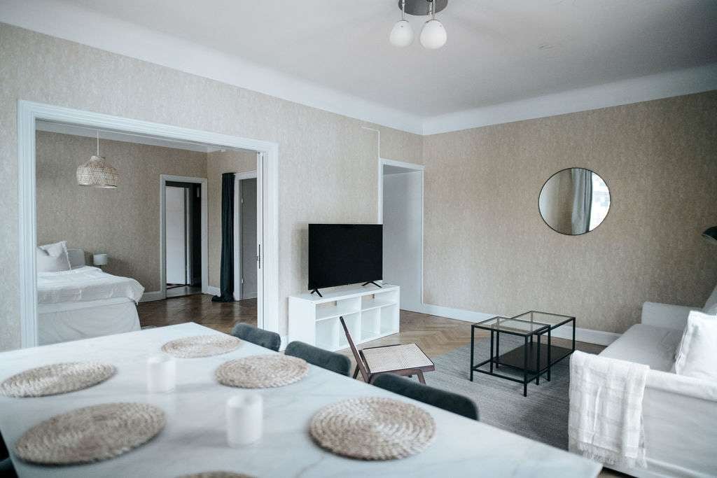 הסלון כולל גם טלוויזיה חכמה.