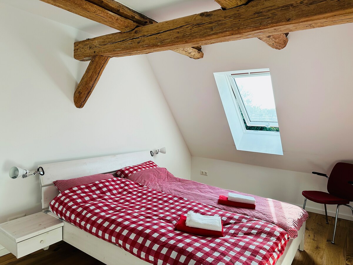 Спална соба со брачен кревет (широк 150-179 см).