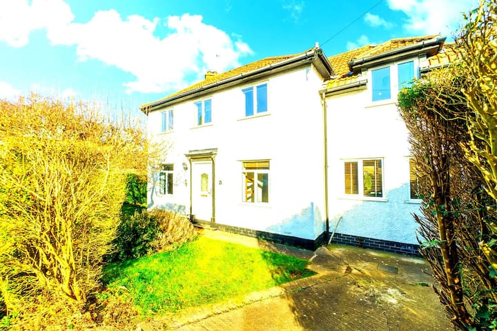 Spacious 4-Bed Home! WiFi ! Parking Great Location gallery image 2