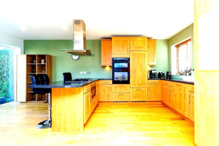Spacious 4-Bed Home! WiFi ! Parking Great Location gallery image 4
