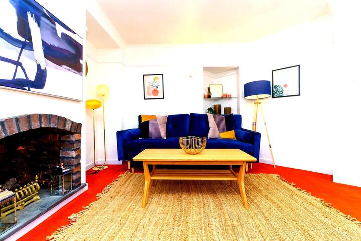Spacious 4-Bed Home! WiFi ! Parking Great Location gallery image 3