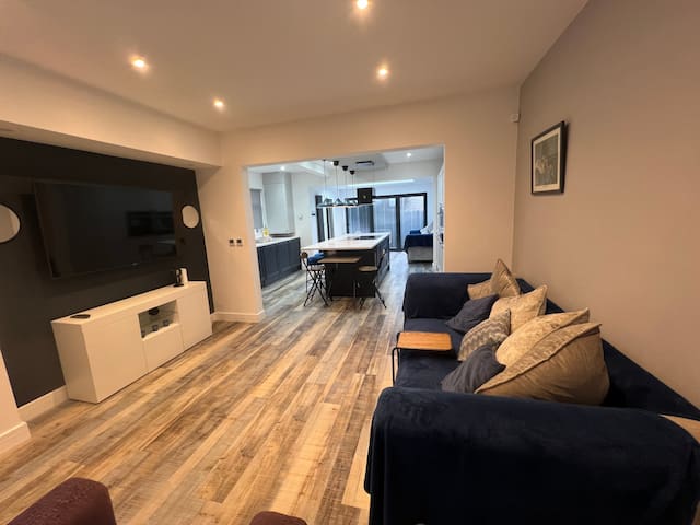 Whole house -Sleeps4-Parking-Garden-BikingHiking