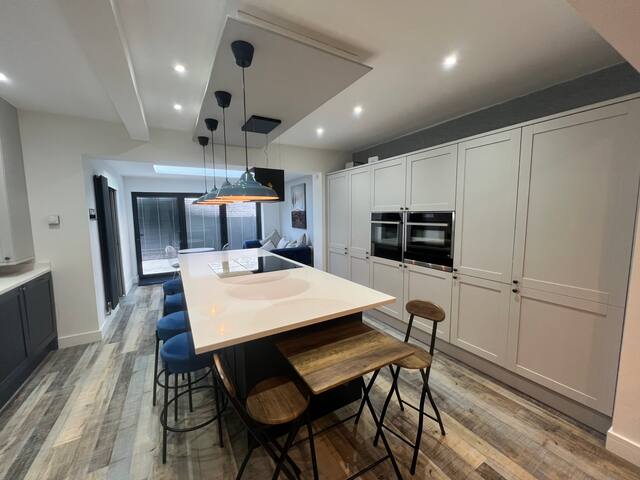 Whole house -Sleeps4-Parking-Garden-BikingHiking gallery image 2