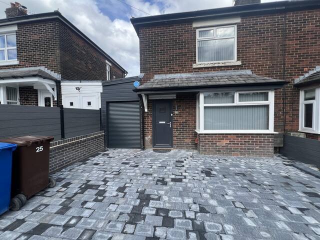 Whole house -Sleeps4-Parking-Garden-BikingHiking gallery image 4