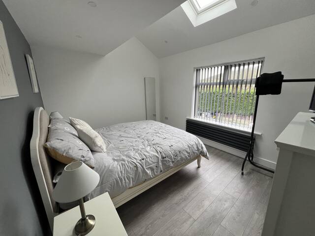 Whole house -Sleeps4-Parking-Garden-BikingHiking gallery image 3