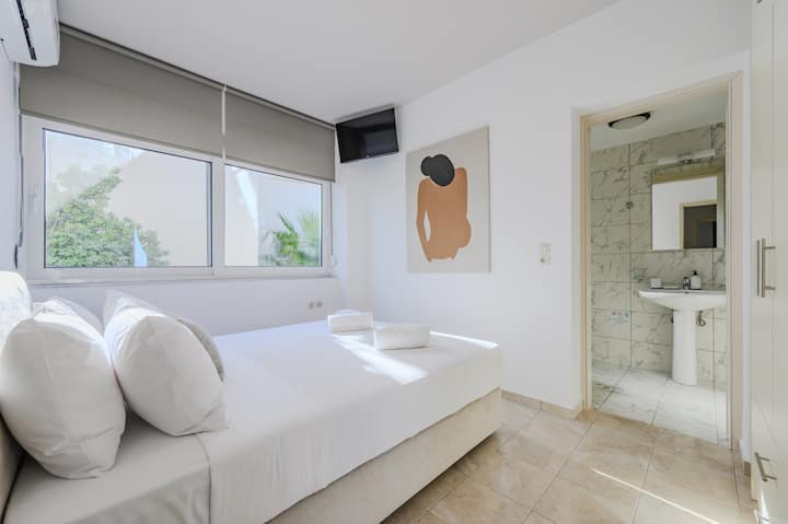 Foothills Tangerine villa, piscina privada, cerca de la playa, dormitorio con cama tamaño queen