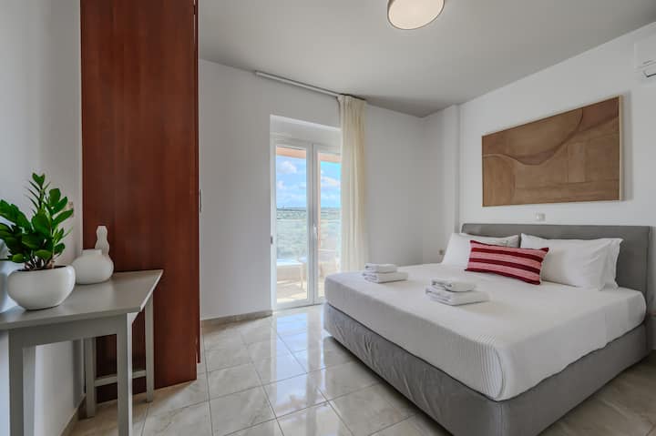 Foothills Tangerine villa, piscina privada, cerca de la playa, dormitorio con cama tamaño queen