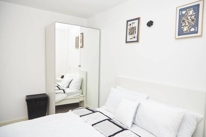 Apartment-Sleeps4-StreetParking-Balcony-Duplex gallery image 5