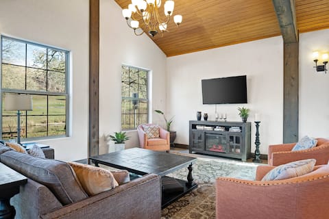 Picturesque Lakeside Setting, Patio Seating w