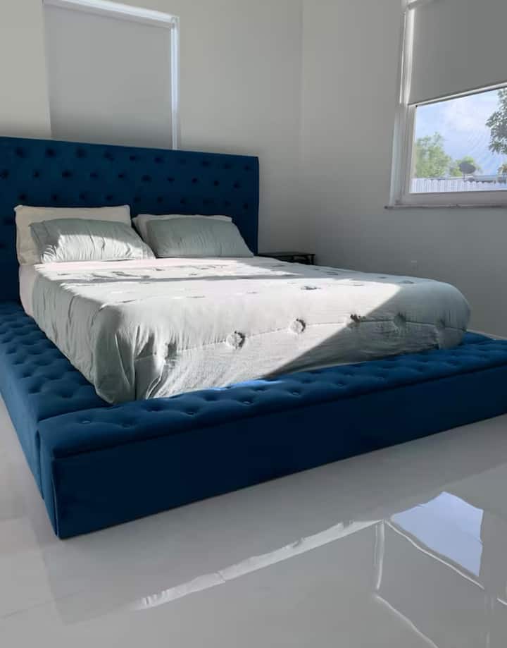 Naša udobna spavaća soba za goste savršena je za miran san