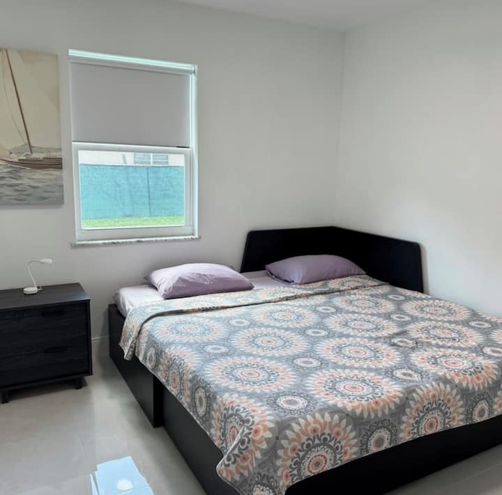 U trećoj spavaćoj sobi nalazi se udoban bračni krevet