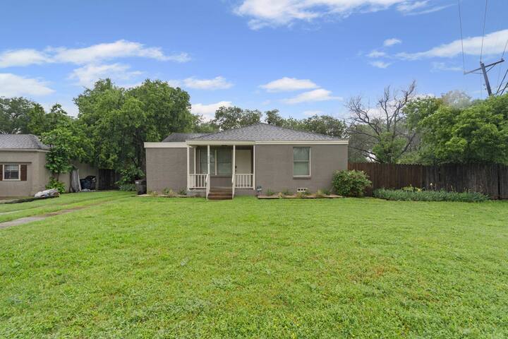 Blue Bonnet Circle/TCU gallery image 2