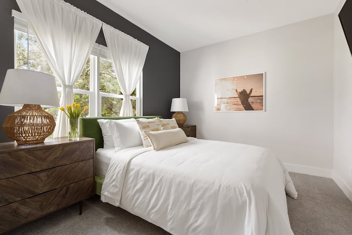 ห้องนอน 4 มีเตียงควีนไซส์และทีวี