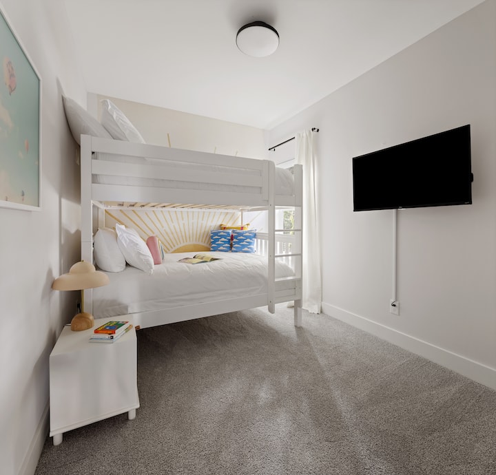 ห้องนอน 3 มีเตียงสองชั้นเต็มรูปแบบและทีวี