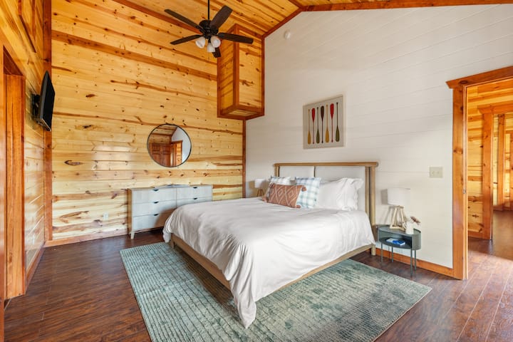 Спалната соба 6 има брачен кревет, телевизор и сопствена бања. Се наоѓа на горното ниво.