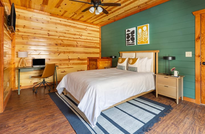 Главната спална соба се наоѓа на главното ниво и има брачен кревет (широк 150-179 см), телевизор со рамен екран и сопствена бања. 