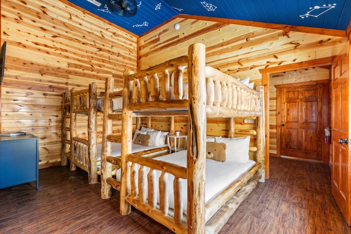 Се наоѓа на горното ниво. Во спалната соба 4 има брачен кревет (широк 150-179 см), телевизор и сопствена бања.