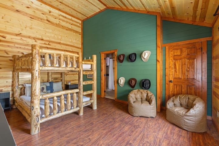 Се наоѓа на горното ниво. Во спалната соба 3 има брачен кревет (широк 150-179 см), телевизор и сопствена бања.