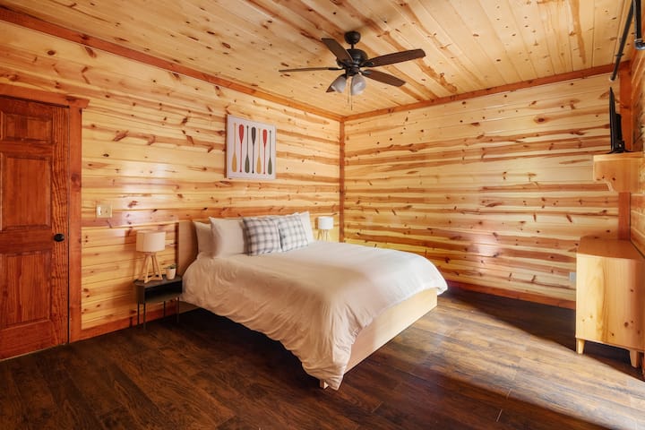 La camera da letto principale presenta un letto king-size e un bagno interno.