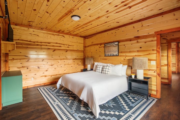 La camera da letto 4 dispone di un letto matrimoniale grande e di un bagno interno.