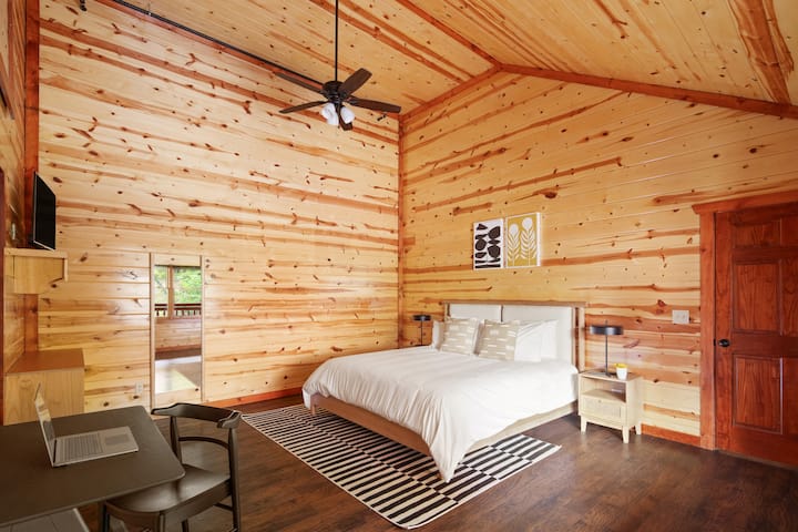 La camera da letto 5 dispone di un letto matrimoniale grande e di un bagno interno.