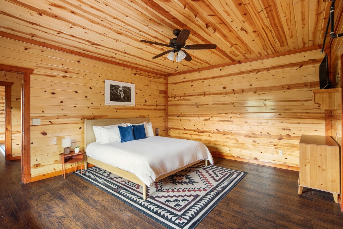 El dormitorio 3 cuenta con una cama tamaño king y un baño privado.